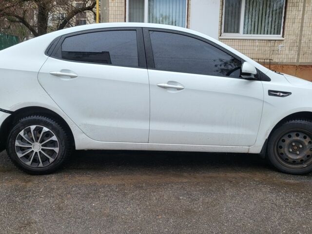 Білий Кіа Ріо, об'ємом двигуна 1.4 л та пробігом 220 тис. км за 6100 $, фото 1 на Automoto.ua