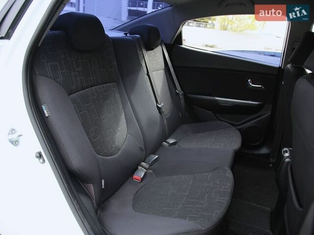 Белый Киа Рио, объемом двигателя 1.6 л и пробегом 127 тыс. км за 8600 $, фото 7 на Automoto.ua