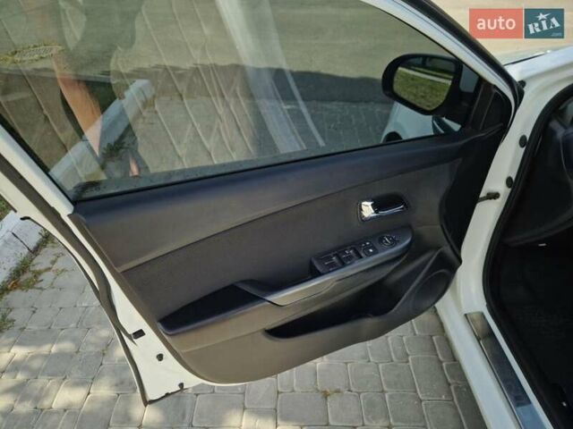 Білий Кіа Ріо, об'ємом двигуна 1.6 л та пробігом 200 тис. км за 8000 $, фото 9 на Automoto.ua
