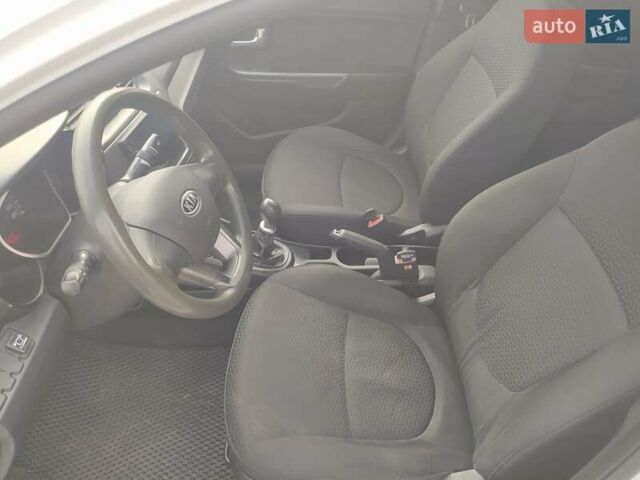 Білий Кіа Ріо, об'ємом двигуна 1.4 л та пробігом 157 тис. км за 6700 $, фото 7 на Automoto.ua