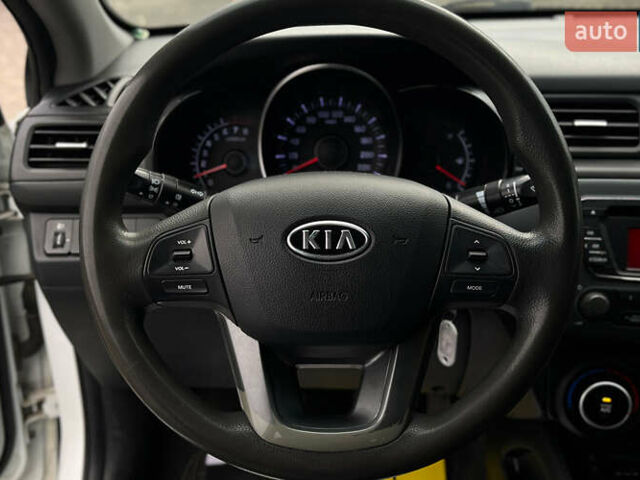 Белый Киа Рио, объемом двигателя 1.4 л и пробегом 200 тыс. км за 6900 $, фото 14 на Automoto.ua