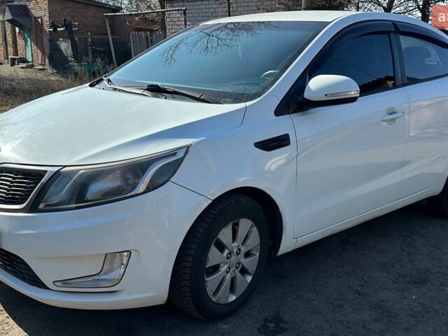 Белый Киа Рио, объемом двигателя 1.59 л и пробегом 221 тыс. км за 6000 $, фото 2 на Automoto.ua
