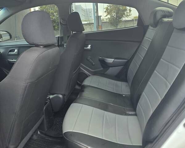 Белый Киа Рио, объемом двигателя 1.4 л и пробегом 288 тыс. км за 7500 $, фото 18 на Automoto.ua