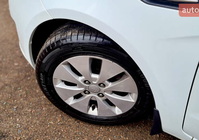 Белый Киа Рио, объемом двигателя 1.59 л и пробегом 159 тыс. км за 8800 $, фото 18 на Automoto.ua