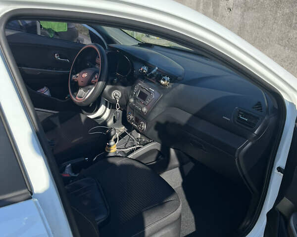 Белый Киа Рио, объемом двигателя 1.59 л и пробегом 290 тыс. км за 8000 $, фото 7 на Automoto.ua
