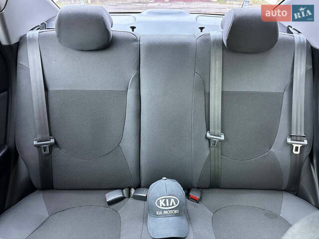 Белый Киа Рио, объемом двигателя 1.59 л и пробегом 149 тыс. км за 7800 $, фото 15 на Automoto.ua