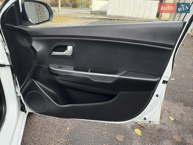 Кіа Ріо 2012 у Никополе на Automoto.ua Білий Кіа Ріо, об'ємом двигуна 1.4 л та пробігом 168 тис. км за 7500 $, фото 17 на Automoto.ua