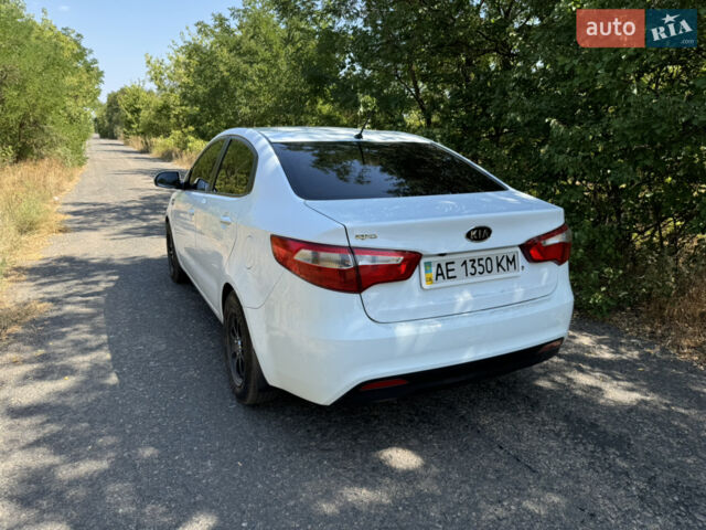Білий Кіа Ріо, об'ємом двигуна 1.4 л та пробігом 96 тис. км за 8555 $, фото 5 на Automoto.ua