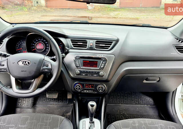 Белый Киа Рио, объемом двигателя 1.59 л и пробегом 159 тыс. км за 8800 $, фото 9 на Automoto.ua