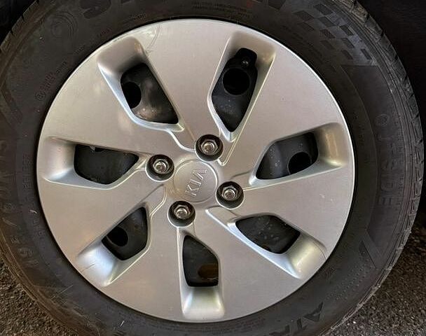 Белый Киа Рио, объемом двигателя 1.4 л и пробегом 129 тыс. км за 7500 $, фото 4 на Automoto.ua