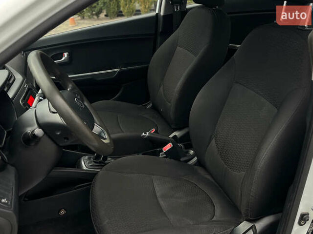 Белый Киа Рио, объемом двигателя 1.4 л и пробегом 200 тыс. км за 6900 $, фото 9 на Automoto.ua