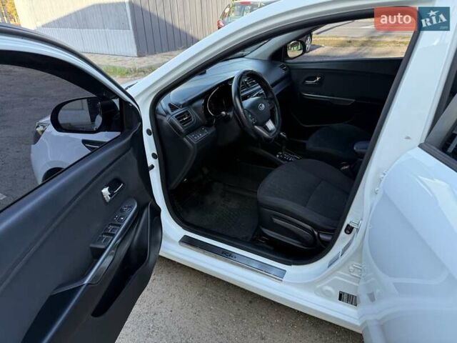 Белый Киа Рио, объемом двигателя 1.59 л и пробегом 114 тыс. км за 8900 $, фото 12 на Automoto.ua