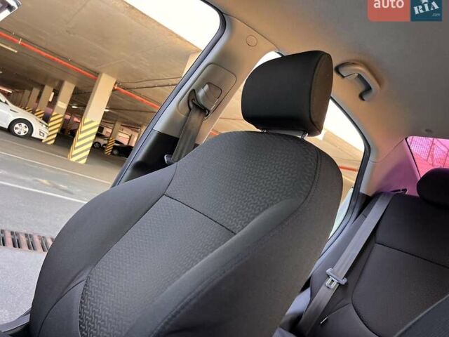 Білий Кіа Ріо, об'ємом двигуна 1.59 л та пробігом 48 тис. км за 10200 $, фото 16 на Automoto.ua