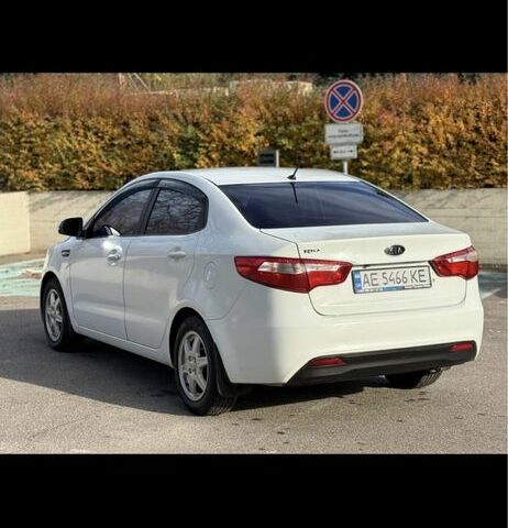 Белый Киа Рио, объемом двигателя 1.4 л и пробегом 210 тыс. км за 7500 $, фото 1 на Automoto.ua