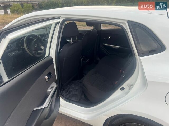 Белый Киа Рио, объемом двигателя 1.6 л и пробегом 200 тыс. км за 7500 $, фото 7 на Automoto.ua