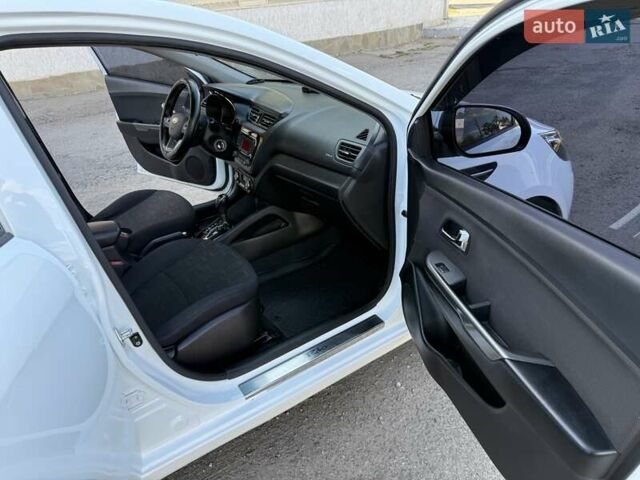 Белый Киа Рио, объемом двигателя 1.59 л и пробегом 114 тыс. км за 8900 $, фото 16 на Automoto.ua
