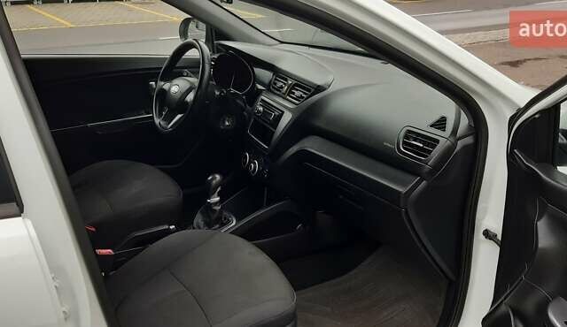 Белый Киа Рио, объемом двигателя 1.4 л и пробегом 175 тыс. км за 6900 $, фото 8 на Automoto.ua