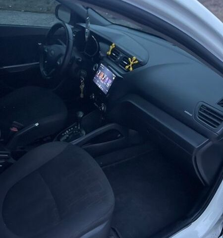 Білий Кіа Ріо, об'ємом двигуна 1.6 л та пробігом 163 тис. км за 5999 $, фото 20 на Automoto.ua
