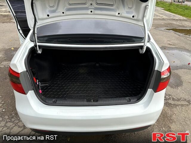 Білий Кіа Ріо, об'ємом двигуна 1.6 л та пробігом 149 тис. км за 8000 $, фото 6 на Automoto.ua