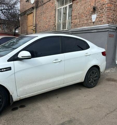 Белый Киа Рио, объемом двигателя 1.4 л и пробегом 315 тыс. км за 4999 $, фото 4 на Automoto.ua