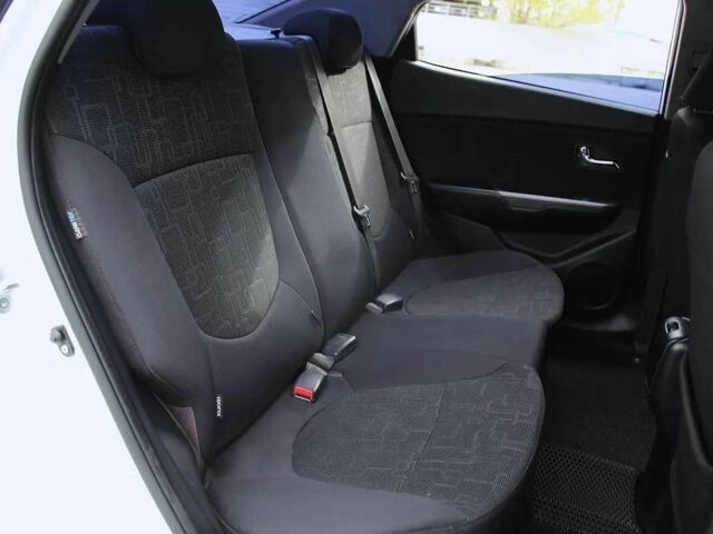 Белый Киа Рио, объемом двигателя 1.6 л и пробегом 125 тыс. км за 7900 $, фото 7 на Automoto.ua