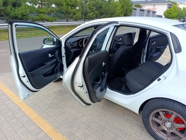 Белый Киа Рио, объемом двигателя 1.4 л и пробегом 99 тыс. км за 6517 $, фото 17 на Automoto.ua
