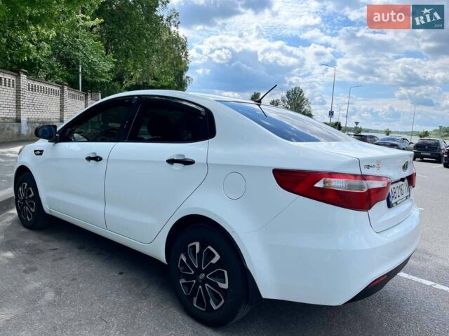 Белый Киа Рио, объемом двигателя 1.4 л и пробегом 220 тыс. км за 6900 $, фото 2 на Automoto.ua