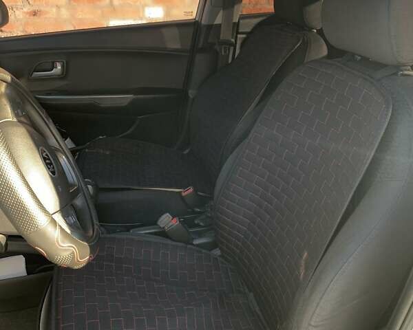 Білий Кіа Ріо, об'ємом двигуна 1.4 л та пробігом 266 тис. км за 6900 $, фото 11 на Automoto.ua