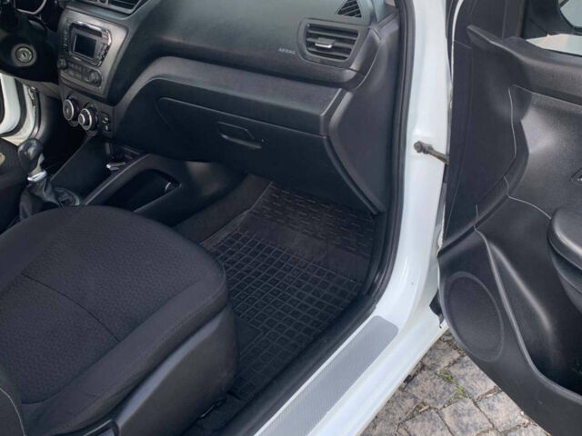 Білий Кіа Ріо, об'ємом двигуна 1.4 л та пробігом 175 тис. км за 6600 $, фото 3 на Automoto.ua