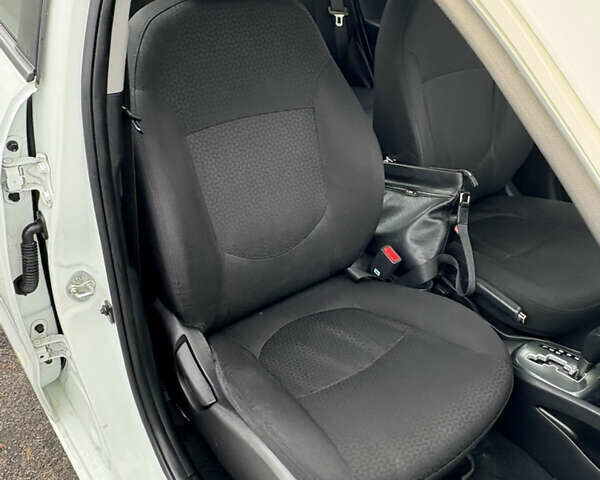 Кіа Ріо 2012 у Никополе на Automoto.ua Білий Кіа Ріо, об'ємом двигуна 1.4 л та пробігом 168 тис. км за 7500 $, фото 15 на Automoto.ua