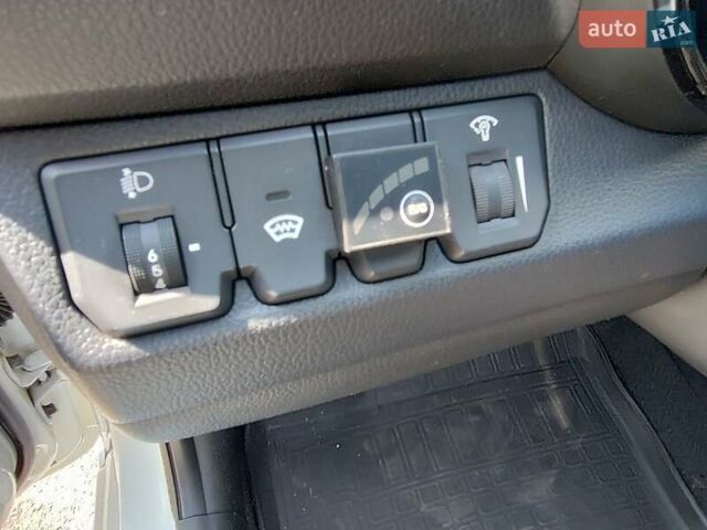 Білий Кіа Ріо, об'ємом двигуна 1.6 л та пробігом 202 тис. км за 6500 $, фото 1 на Automoto.ua