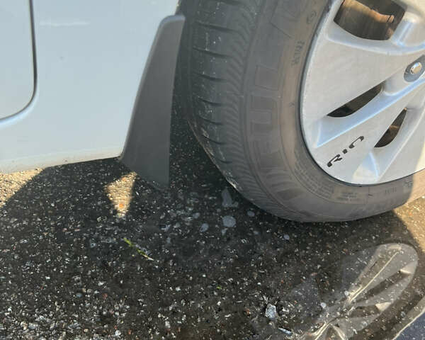 Белый Киа Рио, объемом двигателя 1.59 л и пробегом 290 тыс. км за 8000 $, фото 9 на Automoto.ua