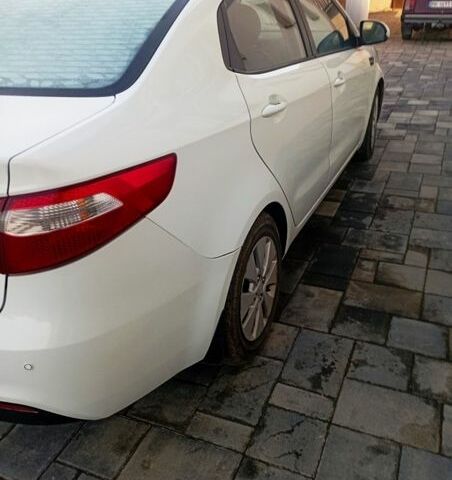 Білий Кіа Ріо, об'ємом двигуна 1.6 л та пробігом 150 тис. км за 7000 $, фото 5 на Automoto.ua