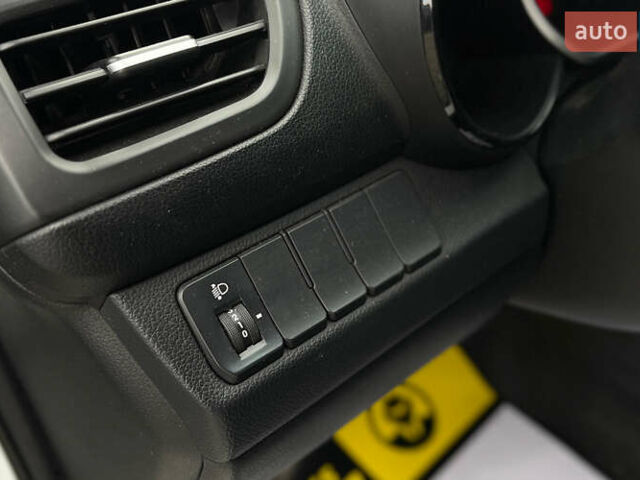 Белый Киа Рио, объемом двигателя 1.4 л и пробегом 200 тыс. км за 6900 $, фото 18 на Automoto.ua