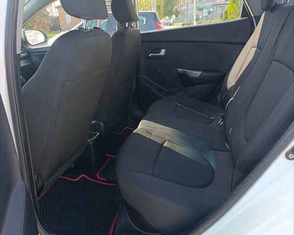 Білий Кіа Ріо, об'ємом двигуна 1.4 л та пробігом 203 тис. км за 6000 $, фото 1 на Automoto.ua