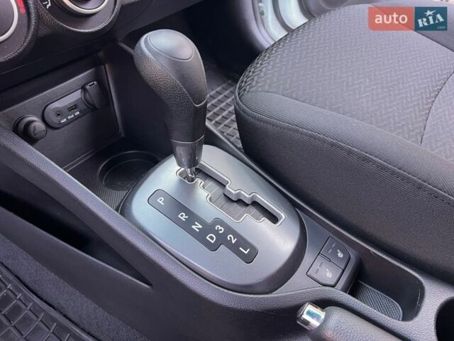 Білий Кіа Ріо, об'ємом двигуна 1.6 л та пробігом 48 тис. км за 10200 $, фото 15 на Automoto.ua