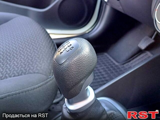 Білий Кіа Ріо, об'ємом двигуна 1.4 л та пробігом 52 тис. км за 8900 $, фото 7 на Automoto.ua