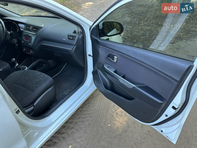 Белый Киа Рио, объемом двигателя 1.59 л и пробегом 109 тыс. км за 9500 $, фото 6 на Automoto.ua