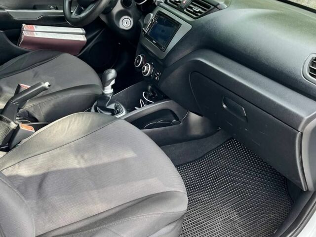 Белый Киа Рио, объемом двигателя 1.4 л и пробегом 220 тыс. км за 6900 $, фото 3 на Automoto.ua