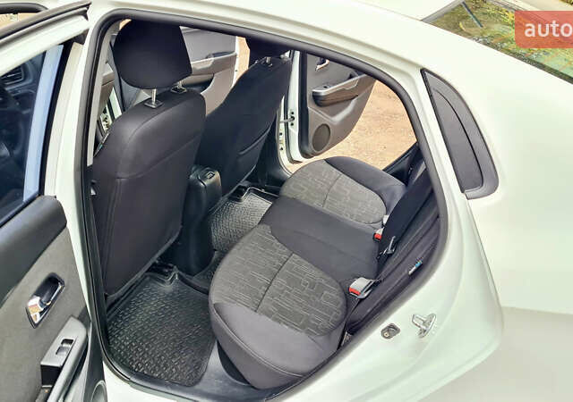Белый Киа Рио, объемом двигателя 1.59 л и пробегом 159 тыс. км за 8800 $, фото 15 на Automoto.ua