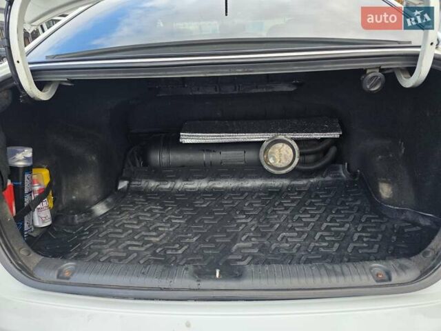 Белый Киа Рио, объемом двигателя 1.4 л и пробегом 288 тыс. км за 7500 $, фото 27 на Automoto.ua