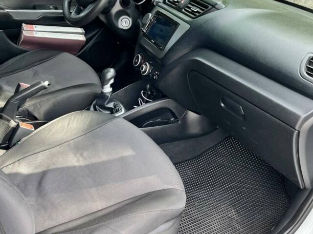 Белый Киа Рио, объемом двигателя 1.4 л и пробегом 220 тыс. км за 6900 $, фото 3 на Automoto.ua