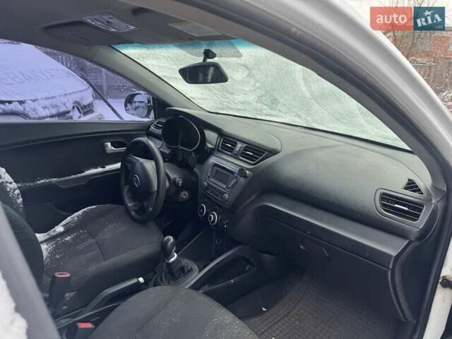Белый Киа Рио, объемом двигателя 1.4 л и пробегом 175 тыс. км за 2800 $, фото 4 на Automoto.ua