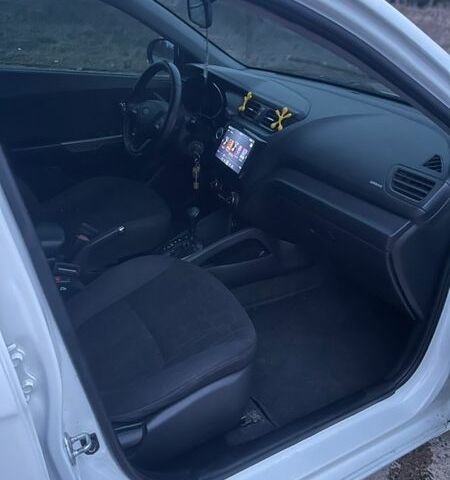 Білий Кіа Ріо, об'ємом двигуна 1.6 л та пробігом 163 тис. км за 5999 $, фото 17 на Automoto.ua