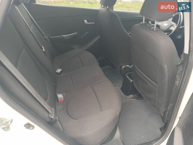 Білий Кіа Ріо, об'ємом двигуна 1.4 л та пробігом 230 тис. км за 5300 $, фото 15 на Automoto.ua