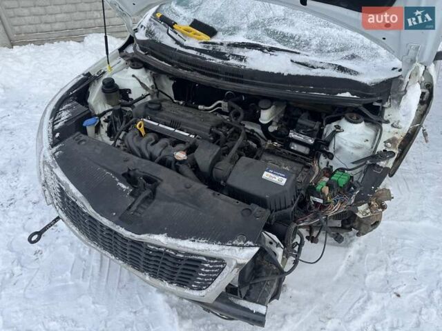 Белый Киа Рио, объемом двигателя 1.4 л и пробегом 175 тыс. км за 2800 $, фото 6 на Automoto.ua