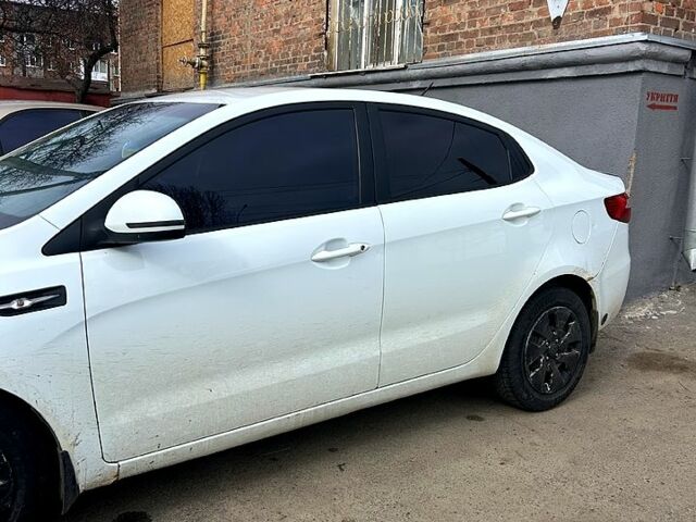 Белый Киа Рио, объемом двигателя 1.4 л и пробегом 256 тыс. км за 5200 $, фото 4 на Automoto.ua