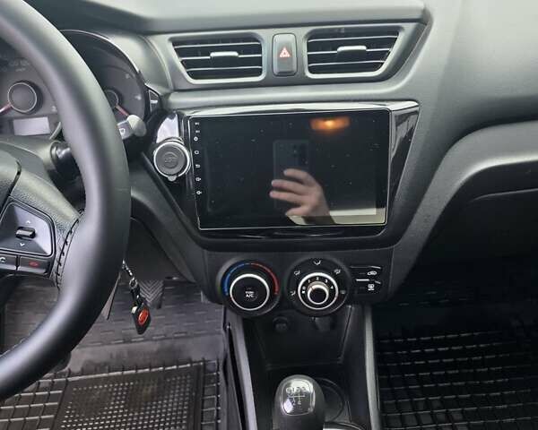 Белый Киа Рио, объемом двигателя 1.4 л и пробегом 288 тыс. км за 7500 $, фото 24 на Automoto.ua