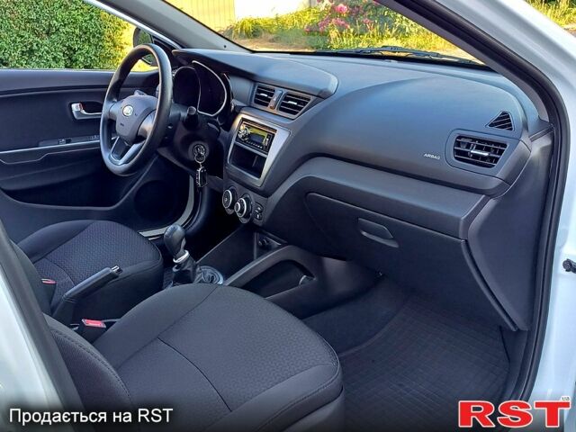 Білий Кіа Ріо, об'ємом двигуна 1.4 л та пробігом 52 тис. км за 8900 $, фото 9 на Automoto.ua