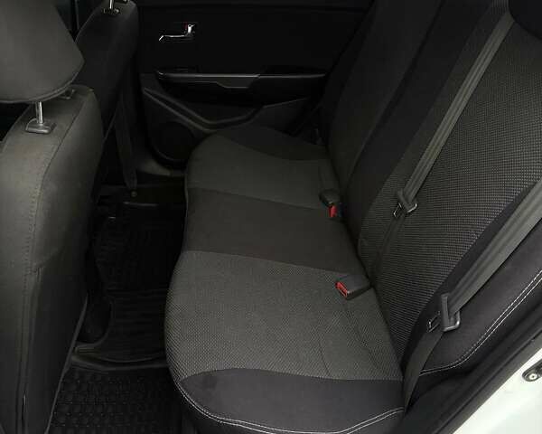 Білий Кіа Ріо, об'ємом двигуна 1.6 л та пробігом 91 тис. км за 8600 $, фото 21 на Automoto.ua